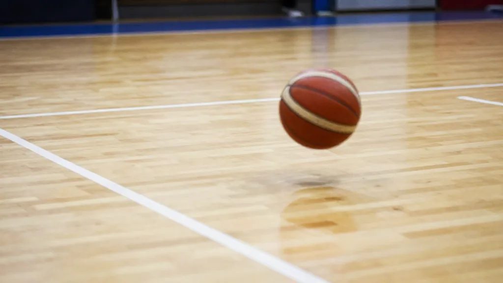¿Cuánto mide una cancha de baloncesto? Medidas oficiales FIBA y qué pasa en la pista del barrio