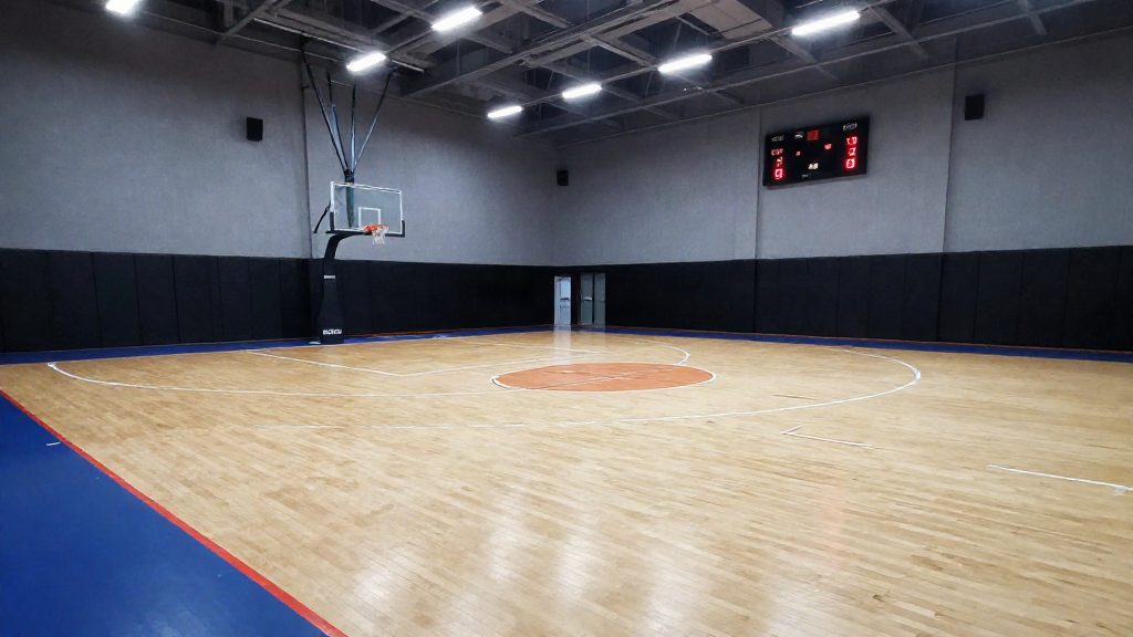 Pabellón de baloncesto vacío antes de un partido, con el marcador a cero