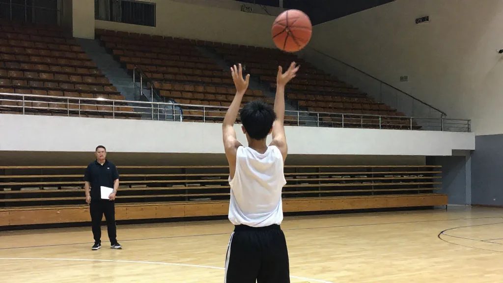 Cómo hablas cambia lo que aprenden: foco externo, feedback y práctica variable en baloncesto